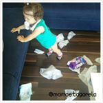 O que eu faço com uma criatura que não pode ver um pacote de lenço umedecido e já arranca tudo de dentro? Vocês não tem noção de quantos pacotes já perdi porque ela pegou... 😂😱😂😱 #CoisadeBebe #maesofre #mamaetagatela