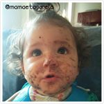 Isso é o que acontece quando o bebê come feijão sozinha. Daí pra pior na verdade (é que vocês não viram​ a cadeira, a mesa e o chão). Confesso que BLW não é para mim. Fico profundamente agoniada com a bagunça. Mas nitidamente BLW é para ela. Ela não aceita mais ser alimentada, ela quer fazer sozinha sempre. O que me resta aceitar e pronto. 
Esse bebê tá muito independente, gente. Só não consegue acertar a boca 😂😂😂 #blw #maesofre #introducaoalimentar #mamaetagarela