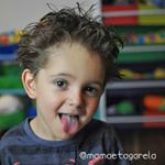 Albert Einstein
Tim Burton
Isaac Newton
Beethoven
Bill Gates
Mozart
Michael Jackson
Woody Allen
Bob Dylan
Stanley Kubrick
Charles Darwin
Nikola Tesla
Steven Spielberg
Lionel Messi
Michael Phelps
Vocês sabem o que esses 15 famosos têm em comum? Eles têm algum grau dentro do espectro autista.
Quando eu soube disso pela primeira vez isso acalmou o meu coração pois eu sabia que o meu filho poderia TER UMA VIDA NORMAL.
Eu sou pé no chão, eu sabia que essa lista de nomes famosos não significava que meu filho seria famoso ou um gênio. Mesmo porque o número de autistas não famosos é infinitamente maior do que o número de autistas famosos. 
Mas conhecendo cada um deles de certa forma, sabendo dos feitos de cada um, da habilidade de cada um, sabendo que eles foram CAPAZES eu sei que o meu filho é capaz.
Nesse momento eu PERDI O MEDO de ir atrás do diagnóstico porque eu perdi o medo de ouvir que o Eric tem autismo.
Então não fiquem nervosos com a possibilidade do seu filho (ou filha) ter autismo. Não deixe de procurar o diagnóstico por medo de ouvir a confirmação. Se o seu filho for autista ele vai ser CAPAZ de ter uma vida normal inserido dentro da sociedade com as INTERVENÇÕES que você e os profissionais de saúde irão prover à ele.
.
.
.
.
.
#asperger #genios #famosos #alberteinstein #olhar #foto #autismo #mundoazul #autista #autism #especial #autismobrasil #autismawareness #criança #criança #autist #menino #menina #criança #criaçafeliz #autismoamor #autismobrasil