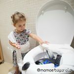 Uma vez me disseram que todo silêncio é suspeito e eu achei que fosse exagero.
Seu bebê está brincando quieto? Vá até ele verificar.
Seu bebê está assistindo tv quieto? Vá até ele verificar.
Seu bebê está dormindo? Fique de olho nele de vez em quando.
Menos de um minuto é tempo suficiente para achar rabiscos na parede, pomada espalhada no sofá e seus bens mais preciosos dentro da privada.
Essa é a Mia. 
Quem quer levar para casa?
Flagra da tia @danicassar