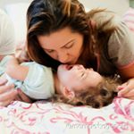 Mãe que grita, mãe que cala, mãe que se descabela, mãe cansada.
Mãe que chora escondida, que se esconde no banheiro para descansar.
Mãe que não dorme de madrugada, mãe que sofre para amamentar.
Mãe que ama mais do que tudo na vida, mãe que se doa, mãe que se dói.
Mãe que se desespera, mãe com vontade de se jogar pela janela.
Mãe é culpa, mãe é dor, mãe transborda de amor.
Maternidade nem sempre é fácil. Mas mãe é mãe, tem que aguentar.
Mãe sozinha ou com ajuda, mãe não pára de se entregar.
Mãe que se julga, mãe que é julgada. Mãe que às vezes fica aloprada.
Mãe é aquela sempre presente, mesmo longe não fica ausente.
Ser mãe é assim.
Altos e baixos.
Doce e amargo.
Felicidade e dor.
Ser mãe é amor.
Por Thais Cardoso
Mamãe Tagarela
@mamaetagarela
Foto @danicassar