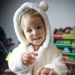 Me perdoa, minha filha,
Ela me segue como uma sombra cada vez que eu olho para você e o meu coração palpita.
Ela martela na minha cabeça cada gracinha que você faz que arranca o meu sorriso.
Ah minha filha, me perdoa. Com o seu irmão não foi assim.
ELe não fez as gracinhas que você faz. 
Ele não me olhava nos olhos como você me olha. 
Ele não me abraçava e não me beijava do jeito que você abraça e me beija.
A conexão com ele, minha filha, foi muito mais difícil, 
precisava de um esforço maior vindo de mim.
Mas nunca desisti do seu irmão, 
eu fiz o que era preciso fazer,
eu me doei o quanto eu precisava me doar.
Por isso me perdoa, minha filha. 
Me perdoa porque eu não consigo te amar um amor livre.
Me perdoa porque eu não consigo te amar um amor que não traga ela junto.
A culpa.
A culpa de não ter amado o seu irmão com essa facilidade.
A culpa de sentir prazer, pela primeira vez, nas fofuras que todo bebê faz.
A culpa de me doar em dobro para ele, porque ele precisa mais de mim do que você.
A culpa de não ser sua por inteiro e de ser dele pela metade.
Vou tentando me dividir de forma justa entre vocês dois, 
vou tentando tratar desigualmente na medida em que vocês se desigualam.
Por isso me perdoa, minha filha.
Autora Thais Cardoso
Mamãe Tagarela
@mamaetagarela
Casaco @carters
Foto @danicassarphotography