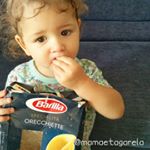 Mia: - Eu téio tú.
Eu: - Quer o quê, Mia?
Mia: - Tú!
Eu: - Não tô entendendo, minha filha... Nesse momento Mia começou a se jogar no chão, gritar e chorar ao mesmo tempo. Em uma medida de desespero eu falei.
Eu: - Filha, vamos lá e você me mostra o que é que você quer.
Mia: - Macaão tú.
Eu: - Ahhh macarrão cru?
Mia: - É sim!
Obs1: botei mais essa palavra no meu "dicionário da Mia".
Obs2: nunca vi criança tão tarada em comer macarrão cru. Será que faz mal?
.
.
.
.
.
#mamaetagarela #maededois #maedecasal #vidademae #maesofre #maedebebe #bebefeliz #bebelinda #bebelinda #tagarela #tagarelas #macarrao #bebetagarela #bebemenina #macarraocru #maecansada #primeiraspalavras #falante #bebê #bebecresceu #pidona