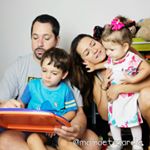 Ao longo da vida passamos por várias pausas, já reparou nisso?
Pausa porque o pé quebrou e você vai ter que ficar um tempo de repouso.
Pausa porque o bebê nasceu e ele precisa de você 100% do seu tempo nos primeiros meses de vida.
Pausa porque alguém muito querido se foi e você fica de luto.
Pausa entre o período que você terminou a escola e está para começar a faculdade.
Pausa entre o emprego velho e o emprego novo.
Pausas curtas ou pausas longas,
a vida precisa de pausas.
Pausas fazem a gente recomeçar, respirar, reinventar, melhorar, crescer, pensar.
A pausa é sempre seguida de novo começo. 
Uma pausa significa que algo está mudando.
Pausa é transformação.
Ao invés de torcer para que a pausa passe logo, viva-a, sinta-a, aceite que ela é parte integrante da vida e nos prepara para o que está por vir pela frente.
Mamãe Tagarela
Autora @mamaetagarela
Laço da Mia @umlacoumabraco
Foto @danicassar