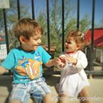 Eu confesso que não estava preparada para esse dia, mesmo sabendo que ele chegaria eu não estava 100% pronta ainda.
Mas quem disse que a vida espera a gente ficar pronta, não é mesmo? O dia chegou e é um mix de sentimentos: felicidade, tristeza, euforia, alívio... .
.
Eric, 4 anos e 2 meses, é um autista de alto funcionamento. Ele é muito avançado em cálculos matemáticos (aprendeu a ler números, somar e subtrair sozinho) e se auto alfabetizou. Porém ele é muito atrasado em outros aspectos. .
.
Eric ainda só come com ajuda, já a sua irmã Mia de 1 ano e 7 meses, come sozinha.
.
Eric tem a linguagem de uma criança de 3 anos, enquanto Mia, avançadinha, tem praticamente a mesma linguagem do irmão (fala e entende muito bem). .
.
Eric não consegue ler sentimentos. Outro dia quase apanhou no parquinho porque ele não entendeu que o menino queria briga e tentou brincar com o garoto. Mia já sabe quando estamos tristes e vem fazer carinho, além de reconhecer outras emoções.
.
Eric, mesmo desfraldado há mais de 1 ano, ainda tem muitos acidentes. Levou 1 ano para desfraldar do cocô. Mia com 1 ano e 7 meses fez o seu primeiro xixi no penico porque ELA pediu.
Dentre outros detalhes, o dia em que ela seria tão "independente" quanto ele chegou. Em breve sei que ela vai precisar de menos cuidados do que ele. .
Eu vejo que a pequena Mia sente uma certa urgência em crescer e amadurecer logo. Eu acho que ela sente que o irmão mais velho precisa dela, pois eu vejo que ela está o tempo todo cuidando do irmão.
Ela faz carinho e fala "não chora Éiqui" quando ele está triste. 
Ela enche ele de beijos e abraços. 
Ela se preocupa quando ele está com fome ou sono.
Tenho dois anjos em casa: um anjo azul e um anjo para nos ajudar a cuidar do anjo azul.
Autora Thais Cardoso
Mamãe Tagarela
Para mais textos como esse siga a autora @mamaetagarela
.
.
.
.
.
#autismo #mamaetagarela #autista #autismoamor #autismobrasil #autismocampanha #autismo💙 #anjoazul #especial #maedemenino #maedemenina #maededois #maededoismeninos #maedecasal #maedecasal👫 #crianças #irmaos #irmãos #amormaior #muitoamor #parceiros #anjo #anjos