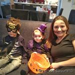 Família pronta para o trick or treating. Corre lá no Stories (Instagram) para ver os dois batendo na porta das pessoas 🙈🙈🙈 Não tenho vergonha nenhuma quando se trata de doces. .
.
Obs. Eric usando a mesma roupa do carnaval e Mia usando a mesma roupa do Halloween passado. Porque sou dessas que economiza.
Obs2. Prometo que amanhã coloco uma foto dela bebezinha usando essa mesma roupa.
.
.
Obrigada pela make @luferreiramua
.
.
.
.
.
#mamaetagarela #malta #diadasbruxas #diadasbruxas🎃 #helloween #helloweenmakeup #helloween2017 #helloween🎃 #helloween2017🎃👻 #bruxa #bruxinha #batman #gostosurasoutravessuras  #maededois #maedecasal #maedemenino #maedemenina #amosermae #diadefesta  #agentesediverte #vidademae