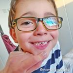 Quando Eric perdeu o primeiro dente, muita gente me falou que o Theo, filho da Andrea (Lagarta Vira Pupa @lagartavirapupa ) tinha perdido também. Corri lá para ler e vi que o Theo não sentiu dor nenhuma.
O Eric também não. Isso é bem característico de autistas.
O Eric se assustou com o sangue no início, o que levou ele a ter uma crise. Mas dor? Nada. Foi o que ele me disse.
Hoje ele chegou assim da escola. Faltando mais um dente. Não sentiu dor de novo.
Me lembrei que inúmeras vezes que levei ele gripado à pediatra e ela disse "Uau, ele está com o ouvido muito inflamado. Ele não reclamou de dor?" Não, ele não reclama de dor quando fica com ouvido inflamado e volta e meia isso acontece.
Não é que autistas não sintam dor. Claro que eles sentem. Mas a percepção de dor deles é diferente. Generalizando, claro, pois cada um é de um jeito. Mas a maioria tem esse limiar para dor diferenciado.
Por isso eu fico de olhos bem abertos com o Eric. Morro de medo dele se machucar e nem sentir. Já aconteceu e sei que vai acontecer de novo. Então não dá para eu marcar bobeira. Não enquanto ele não souber me dizer que algo está errado, se é que um dia isso vai acontecer.
.
.
Thais Cardoso
Mamãe Tagarela
Instagram @mamaetagarela .
.
.
.
.
#autismotagarela #autista #autismo #autismobr #autismobrasil #maedeautista #autismoamor #autismo💙 #meumenino #espectroautista #asperger #amomeufilho #teamodojeitoquevocêé