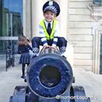 T: Filho, você sabe que dia é amanhã?
E: 2 de Abril
T: Sim, mas também é o dia mundial da conscientização do autismo. Sabe porque eu estou te falando isso?
E: Não sei.
T: Porque conhecemos um autista. Sabe quem é?
E: É a Mia?
T: Não. Também não é o papai e nem a mamãe. É você.
Nesse momento o Eric ficou olhando para a nossa cara e perguntou.
E: O que é autismo?
T: É quando o cérebro funciona de uma forma diferente dos outros cérebros. É por isso que você se incomoda muito com barulhos e vento no rosto. A mamãe, o papai e a Mia não se incomodam tanto com barulhos como você.
E: Até quando isso?
T: É para sempre meu filho. É uma característica como a cor dos olhos, cor da pele, cor do cabelo...
Nesse momento ele ficou nervoso e quis chorar. Cheguei perto dele, peguei-o em meus braços e falei:
T: É por isso também que você é tão inteligente e muito mais bonito que as outras pessoas.
Com isso o Eric sorriu e falou 
E: "Eu também acho você, o papai e a Mia bonitos."
.
.
Obs. Eu já havia contado antes para ele do autismo dele e sempre falamos abertamente do assunto na frente dele. Mas achei importante falar novamente hoje. Autismo faz parte da identidade do Eric e eu estou aqui para ensinar que ele tem que se aceitar e se amar do jeito que ele é, com todas as características dele.
.
.
Thais Cardoso
Mamãe Tagarela
Instagram @mamaetagarela
.
.
.
.
.
#autismotagarela #diamundialdoautismo #autismo #2deabril #autismobrasil #autismobr #autista #autismoamor #amoumautista #maedeautista