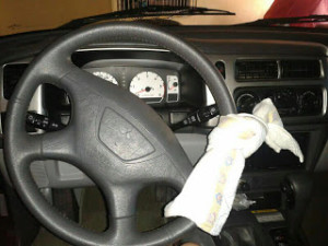 Campanha para usar fralda no volante quando estiver com bebê no carro