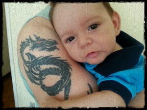 pititico aos 4 meses e papai tagarela foto com tatuagem mamae taagrela