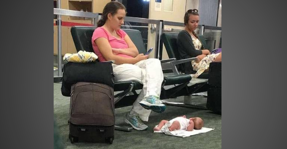 Querida Mãe Que Colocou o Bebê no Chão do Aeroporto