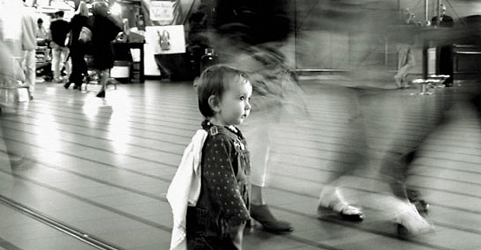 Criança perdida em lugar público