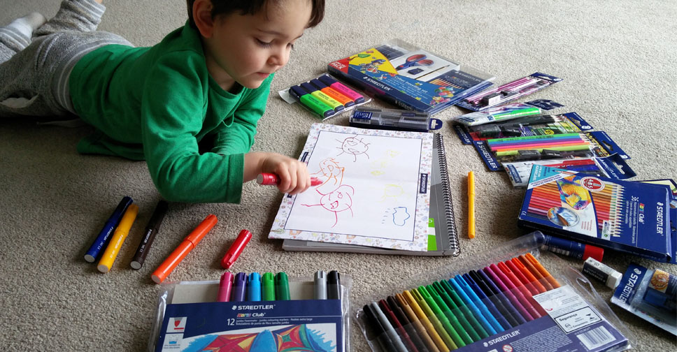 Como Incentivar as Crianças a Se Tornarem Pequenos Artistas