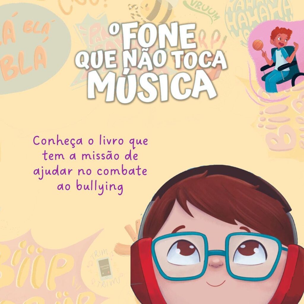 menino de óculos olhando para cima